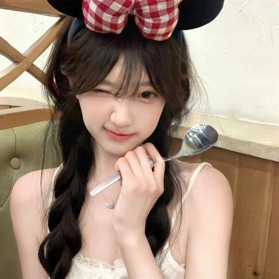 葡萄架下的女神